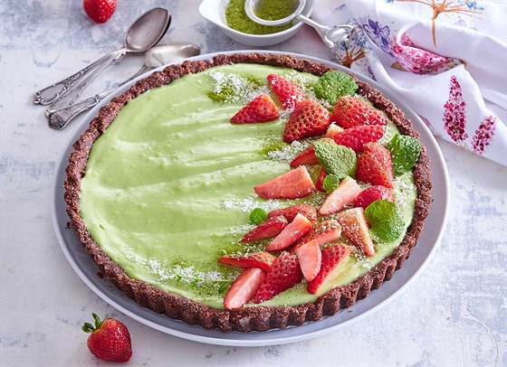 Nepečený koláč s bílou čokoládou a čajem matcha