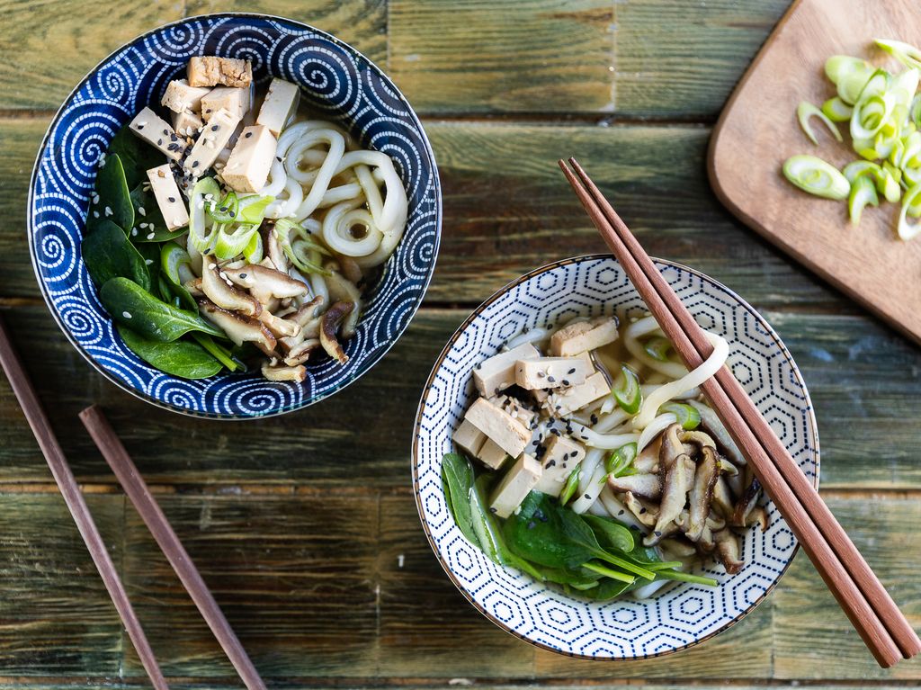 Japonská nudlová polévka s houbami a tofu