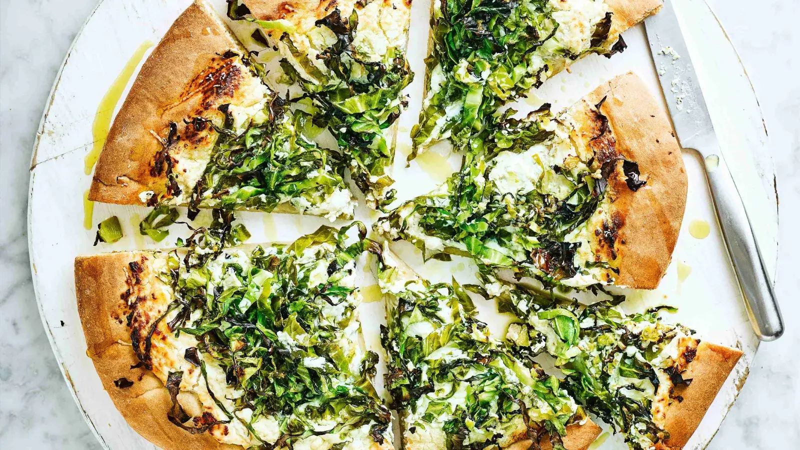 Pizza s ricottou a zeleným lupením