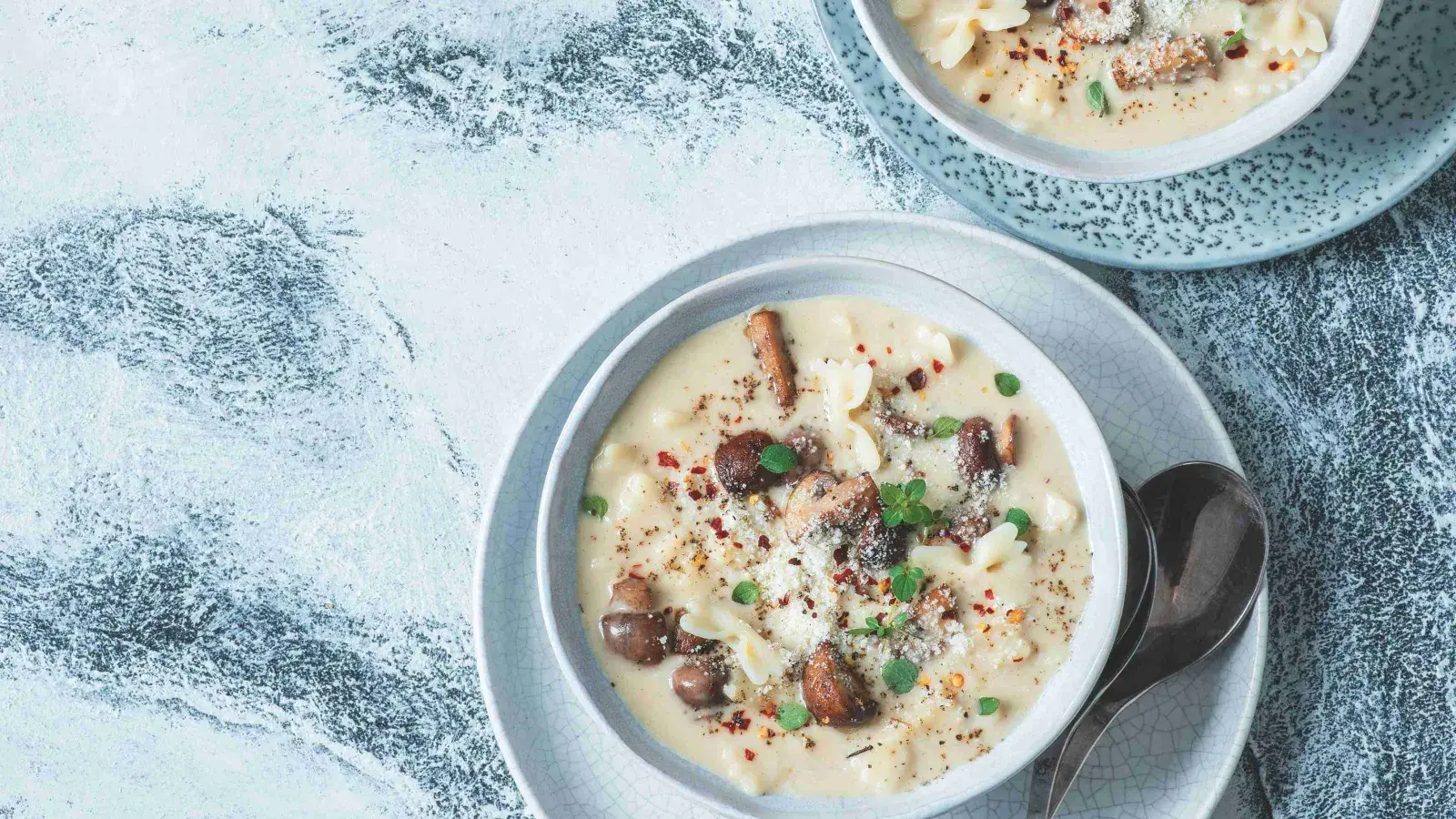 Polévka z pečeného česneku s těstovinami