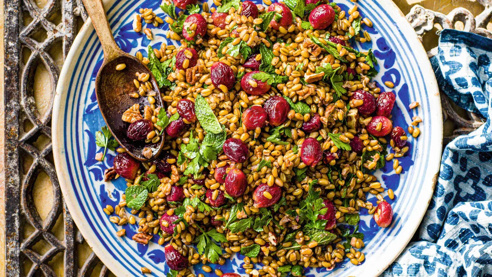 Salát z freekehu a pečeného hroznového vína