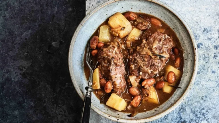 Vepřová líčka dušená s fazolemi, pastinákem a hruškami Veprova_licka_dusena_s_fazolemi_pastinakem_a_hruskami.jpg