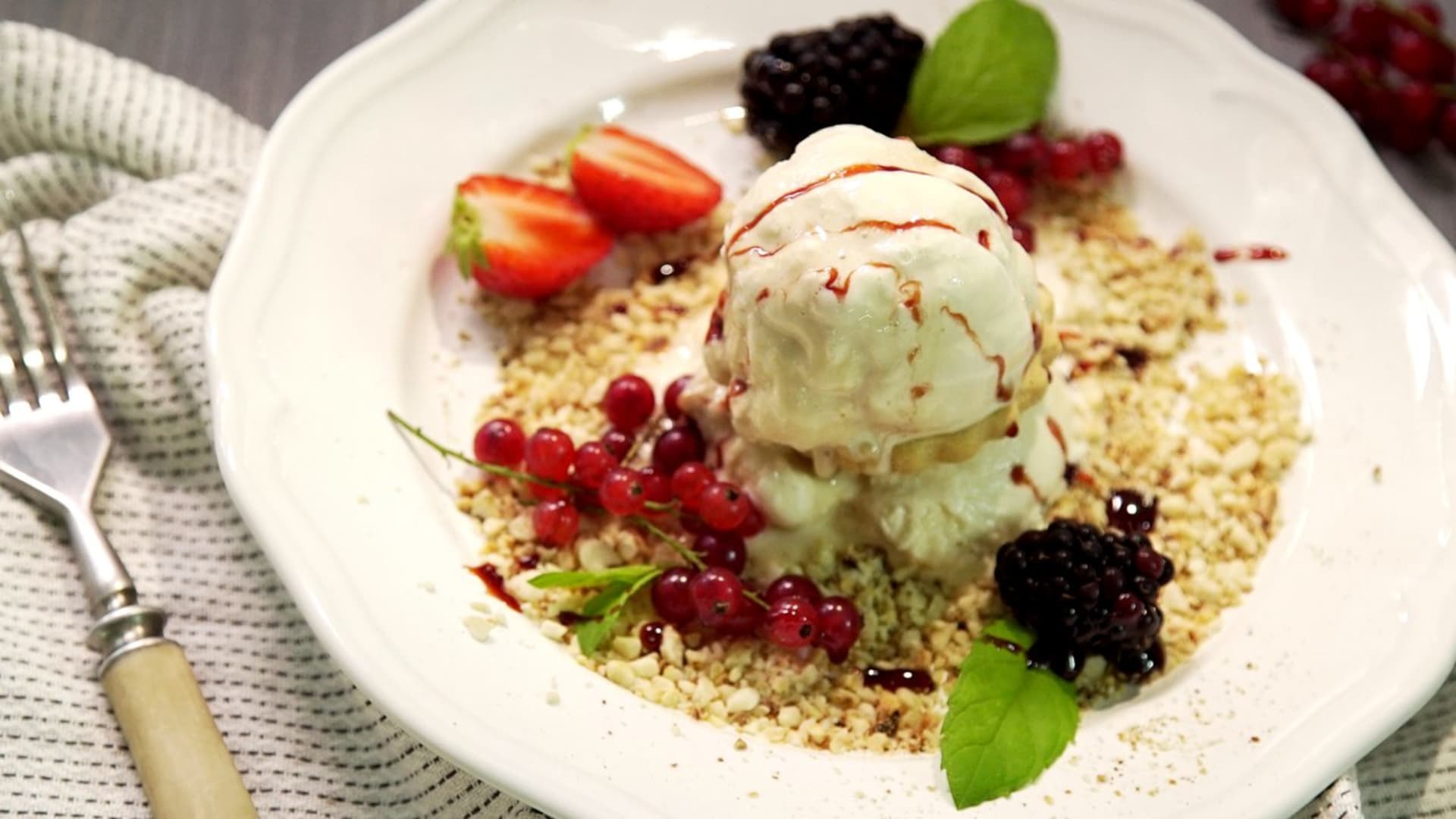 Zmrzlinová věž s mandlovým pískem a kávovými zrny