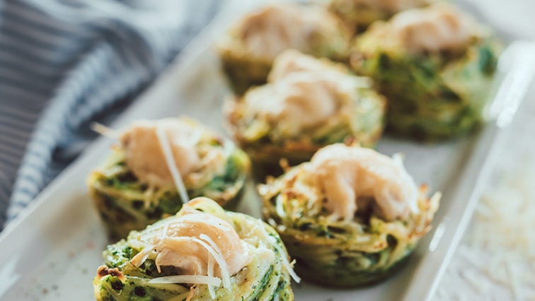 Špagetové muffiny se špenátem a kuřecím masem