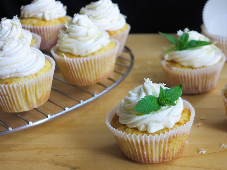 Bezové dortíky s překvapením bezove-cupcakes