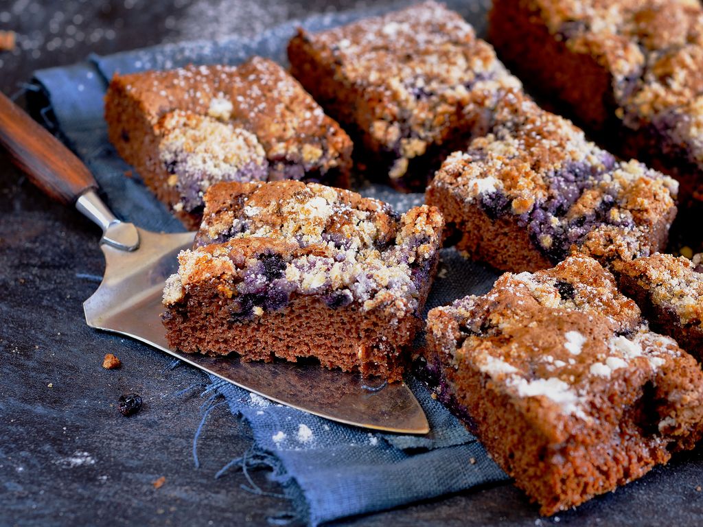 Borůvkový koláč s kefírem a drobenkou