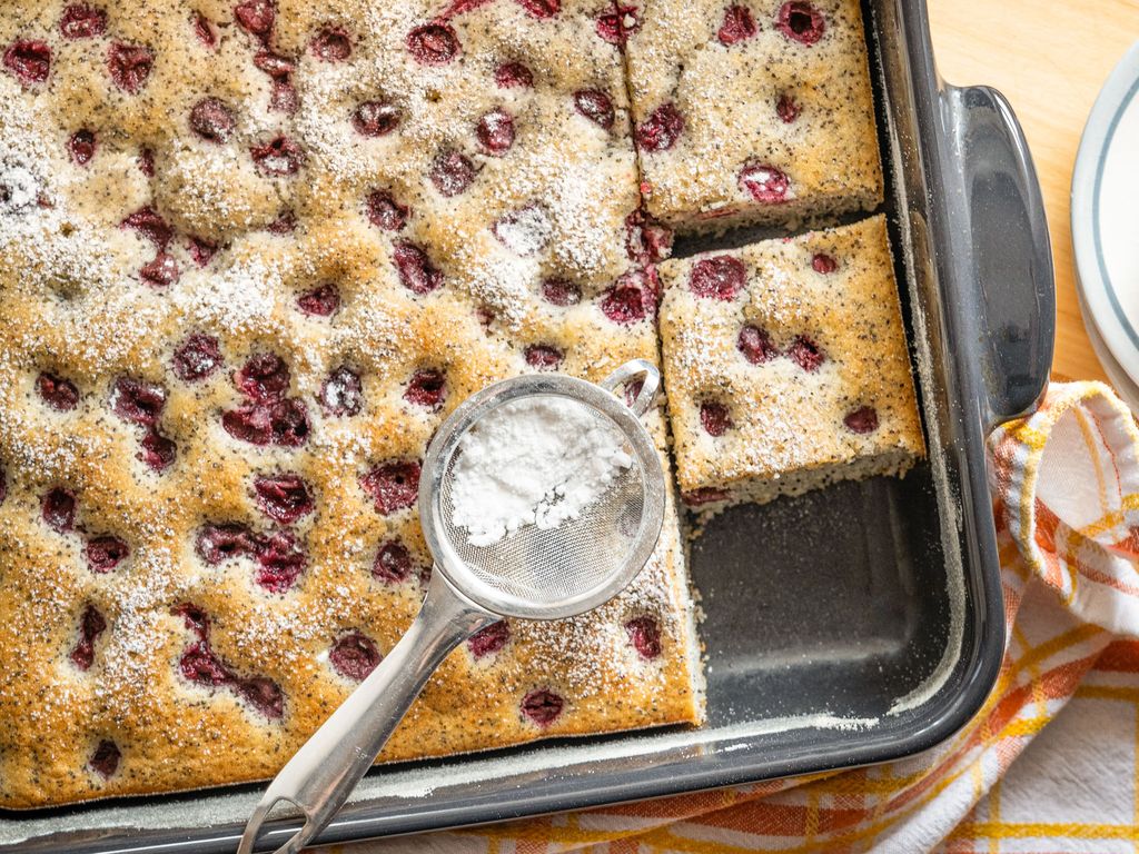 Rychlá hrnková bublanina s mákem a mraženými třešněmi