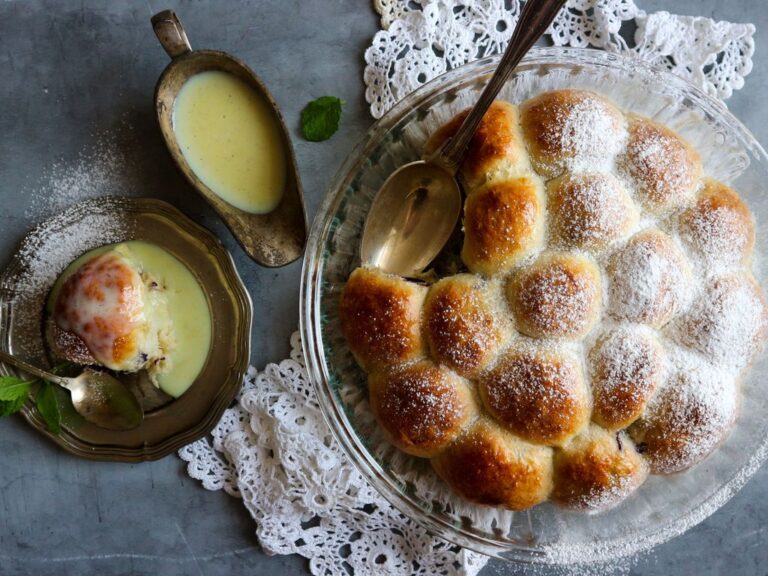 Kynuté buchty s borůvkami a vanilkovou omáčkou buchty-boruvky-kynute-vanilkovy-krem
