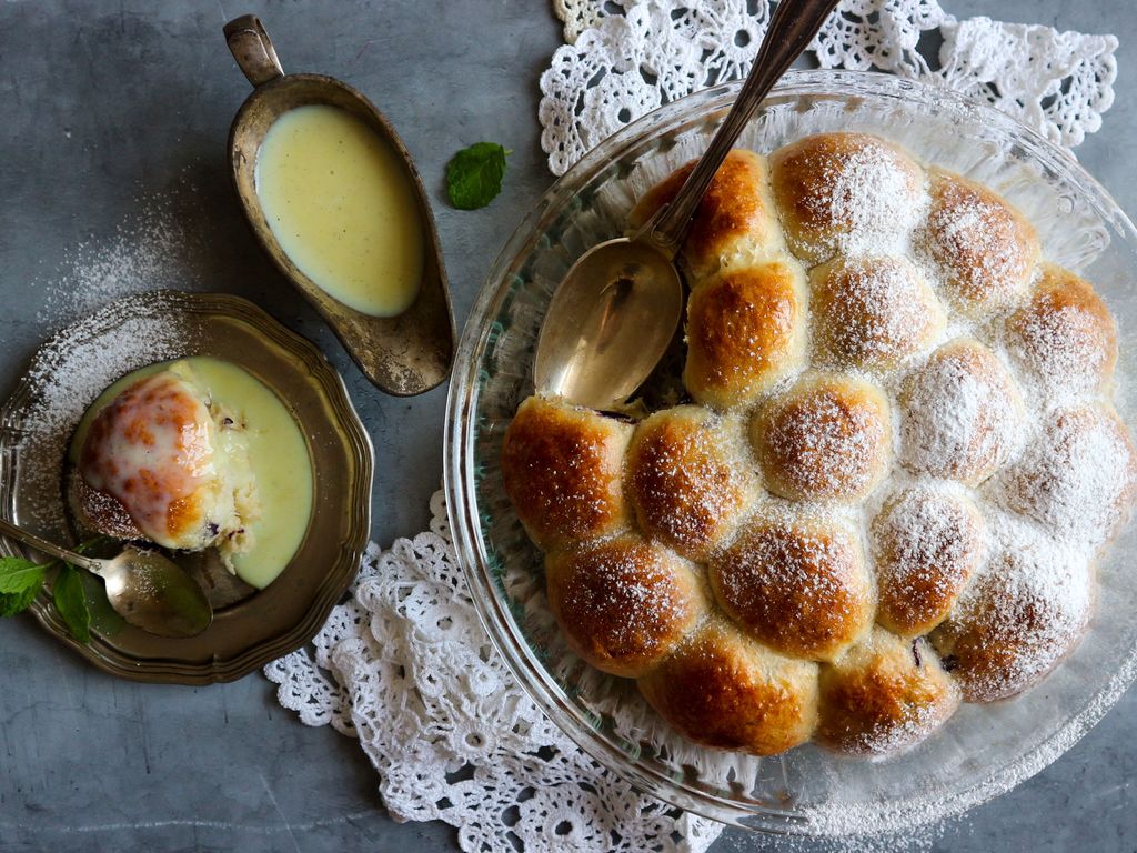 Kynuté buchty s borůvkami a vanilkovou omáčkou