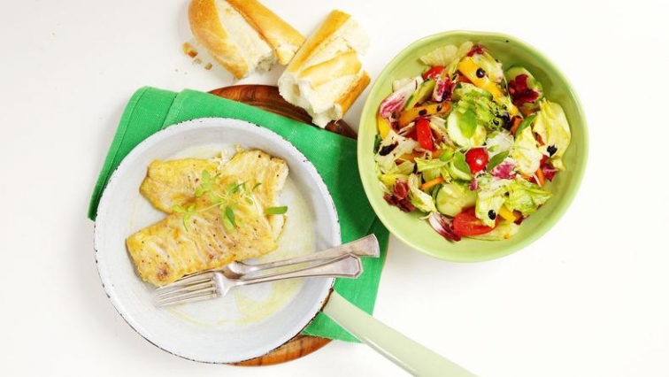 Filety tresky s míchaným salátem a pečivem