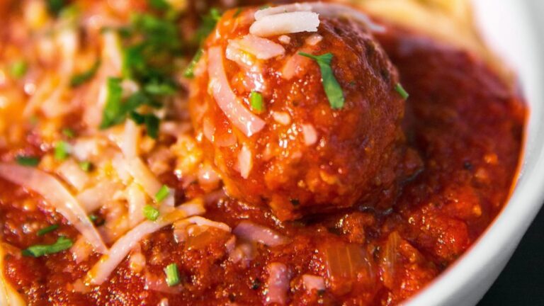 Cizrnové kuličky v rajčatové omáčce s těstovinami ce28e29ed4e74643f708a2e0e5ba91da