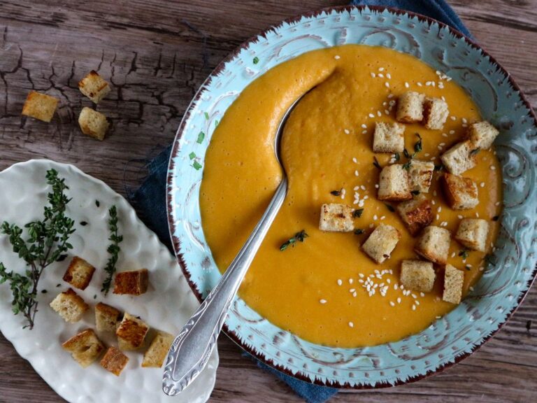 Čočková polévka a česnekové krutony z chleba cockova-polevka