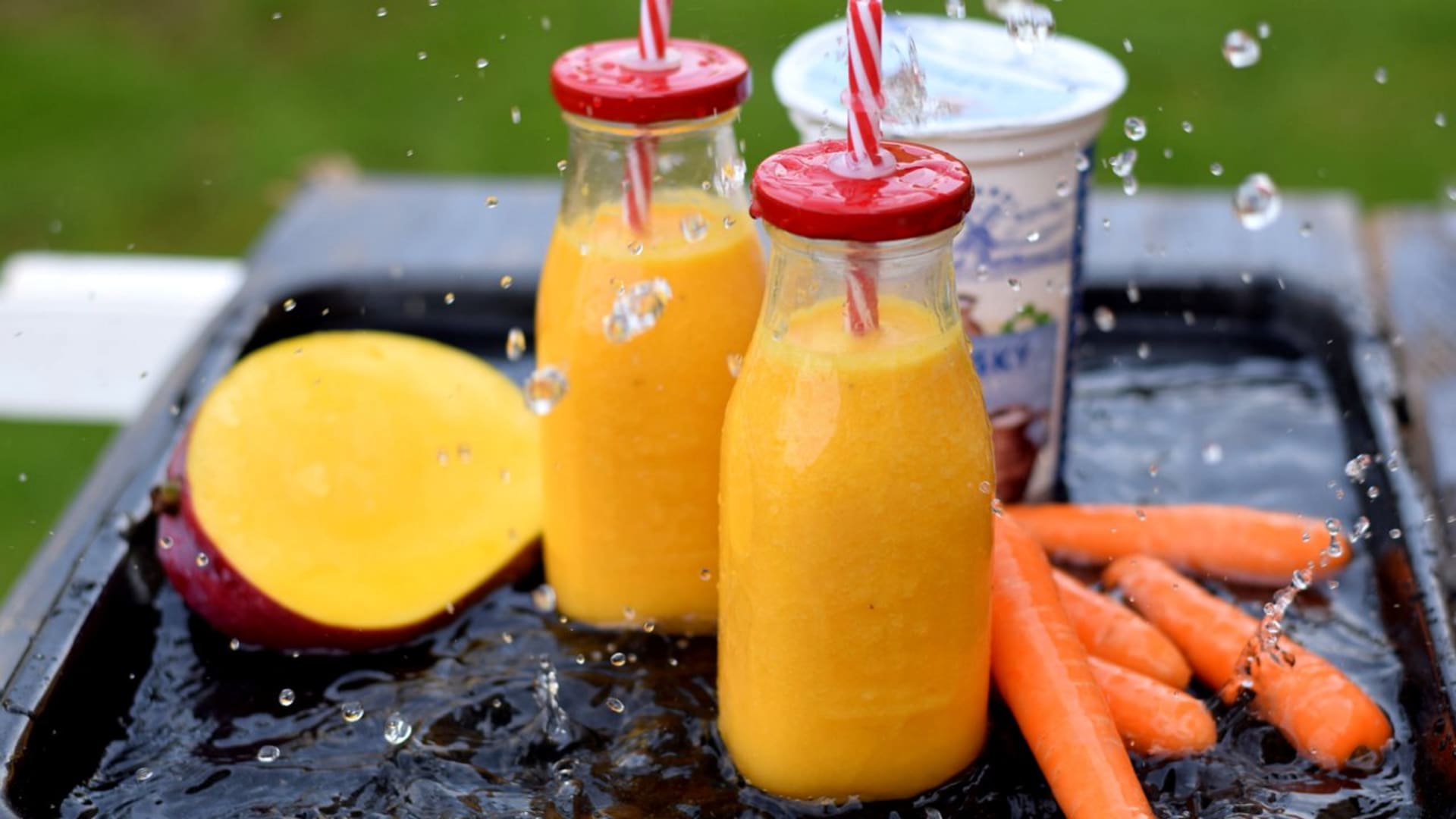 Mrkvové smoothie s mangem a banánem