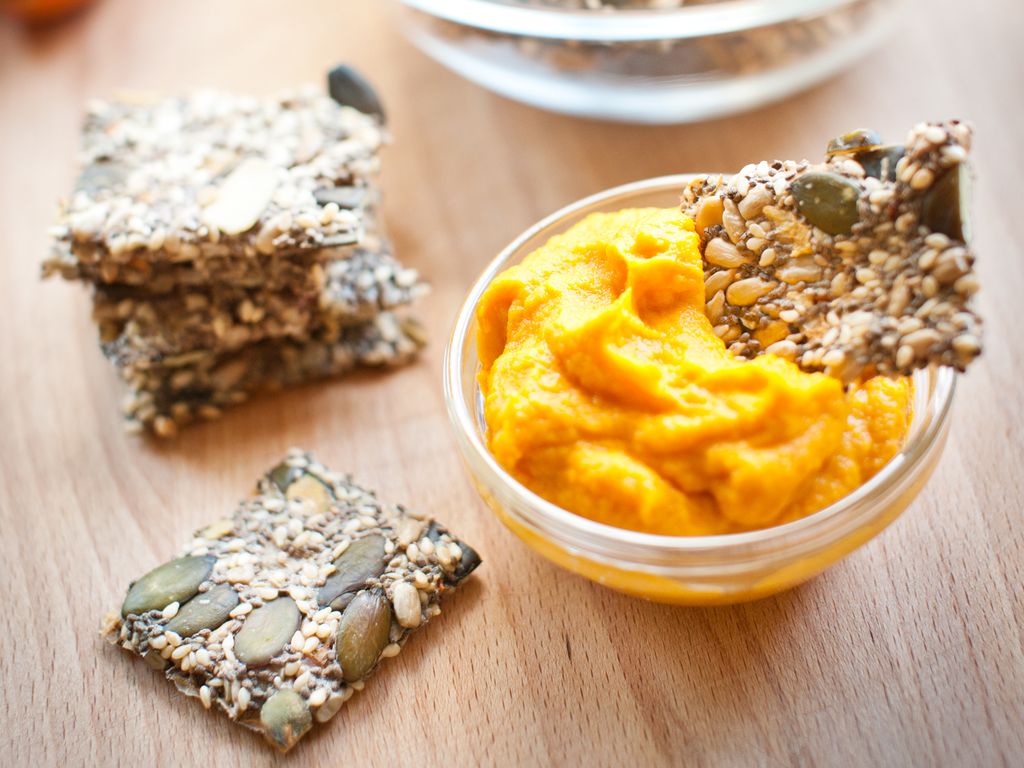 Cibulové krekry se semínky a mrkvovým dipem