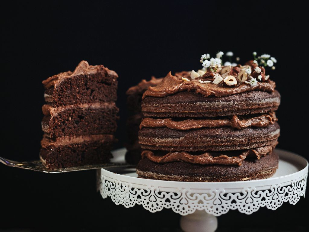 Ořechový dort s čokoládou, oříšky a nugátovým krémem