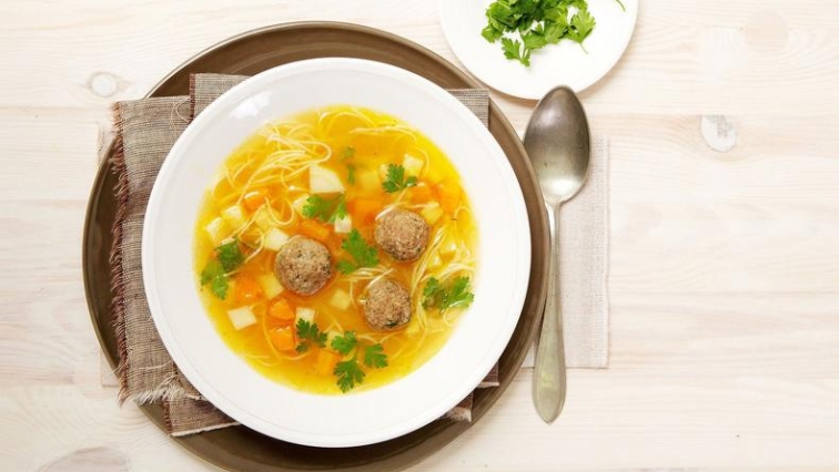 Vývar s játrovými knedlíčky a zeleninou