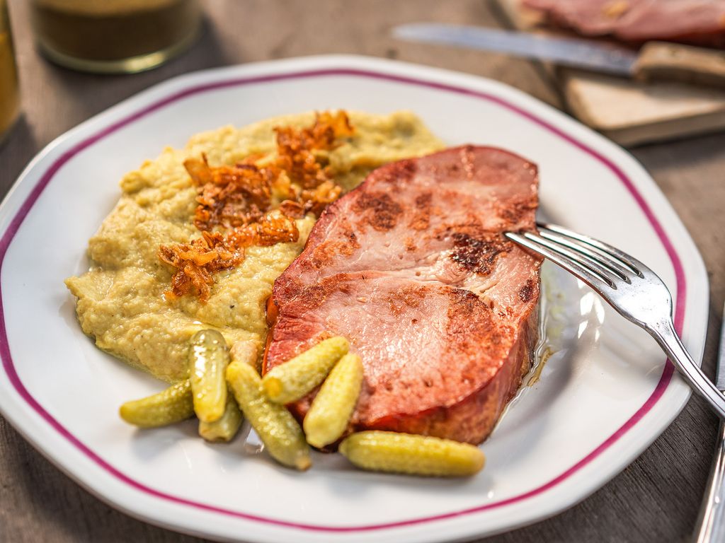 Kořeněná hrachová kaše s uzeným masem a cibulkou