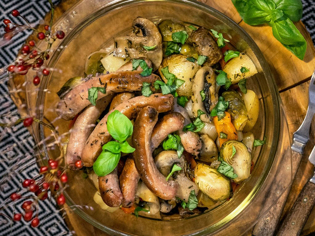 Vinná klobása pečená se sezonní zeleninou