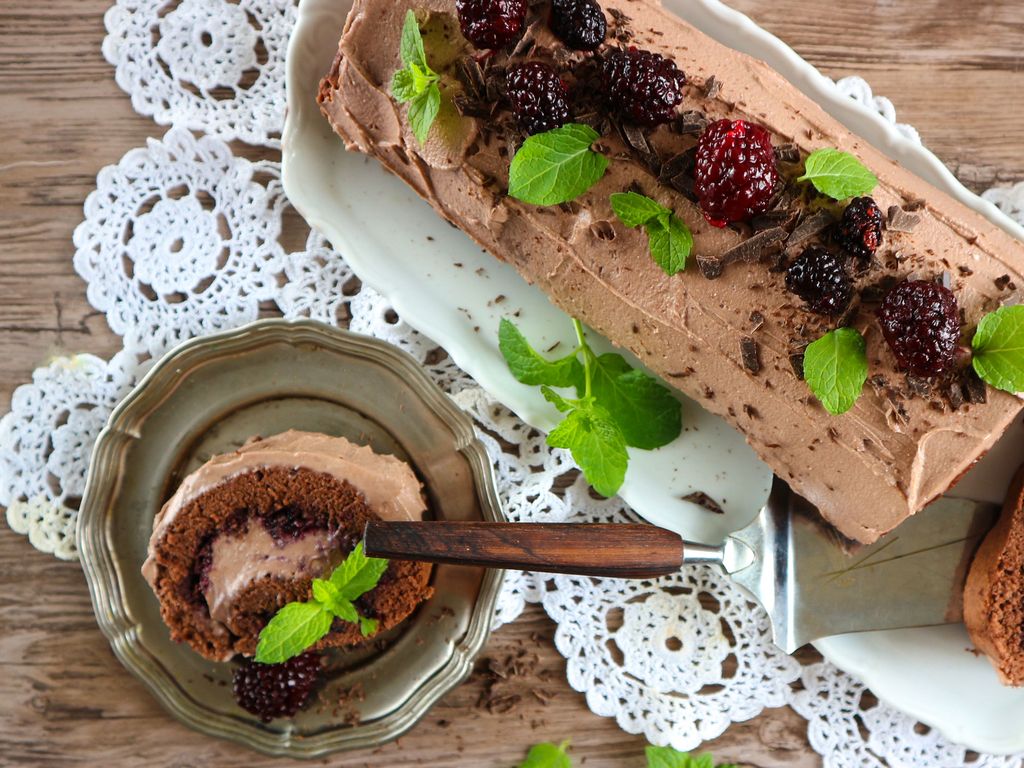 Roláda s čokoládovým krémem a ostružinami