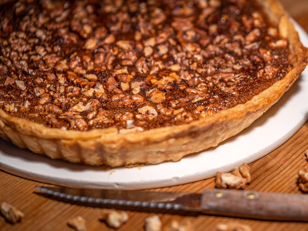 Křehký koláč s medem a ořechy