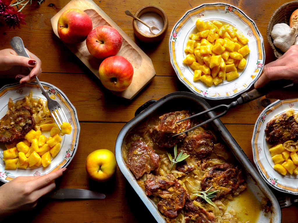 Šťavnatá krkovička na cibuli a jablkách s mrkvovými noky