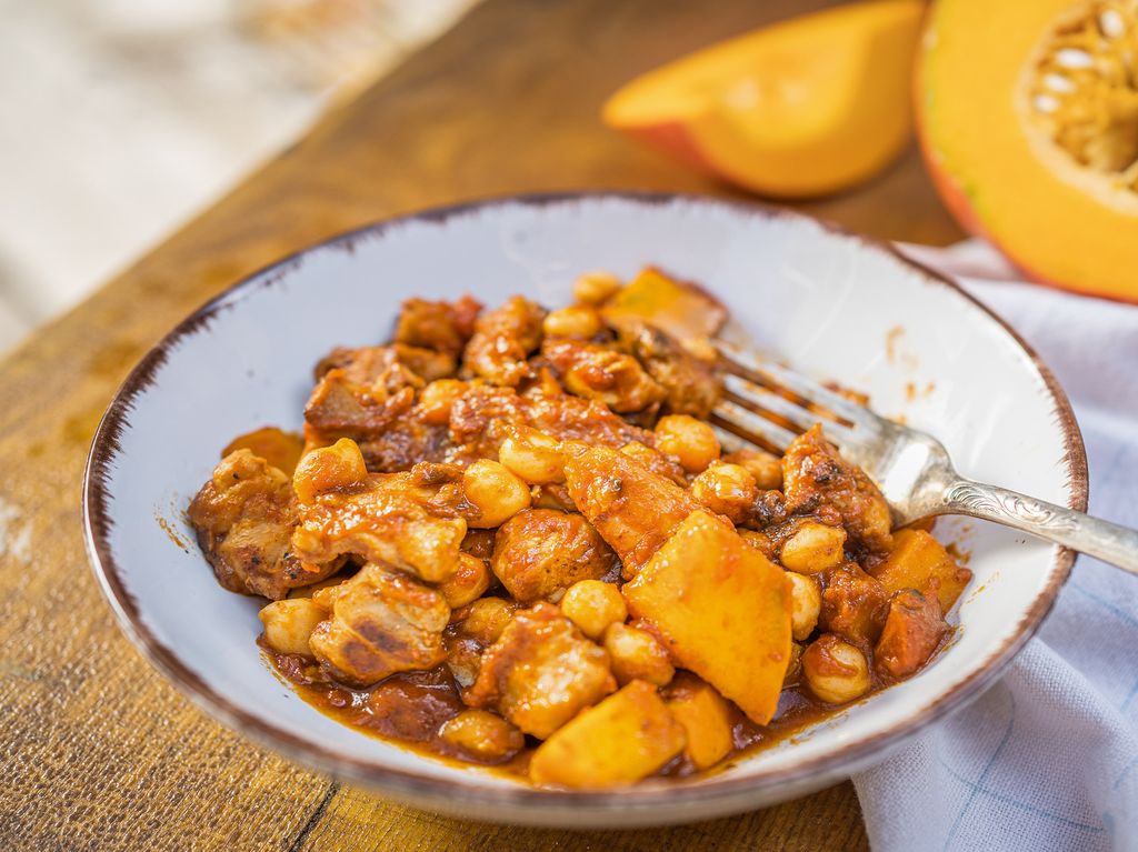 Kuře s dýní, cizrnou a slaninou