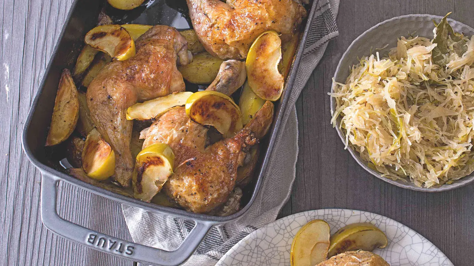 Kuřecí stehna s jablky a bramborami