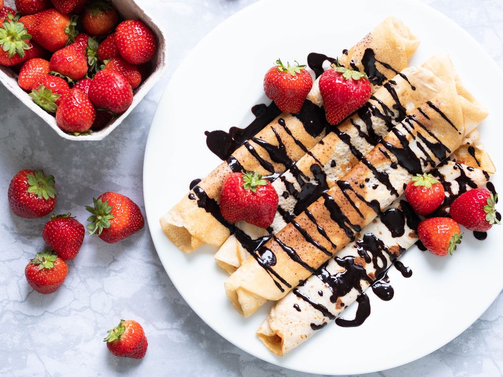 Špaldové palačinky z jogurtového těsta s jahodami a čokoládou