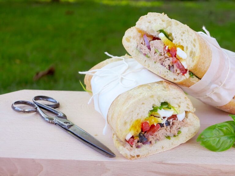 Pan bagnat – obložená bageta ve francouzském stylu pan-bagnat-bageta-salat-nicoise