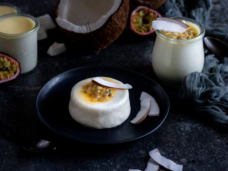 Kokosová panna cotta s mučenkou panna-cotta-kokos-dezert