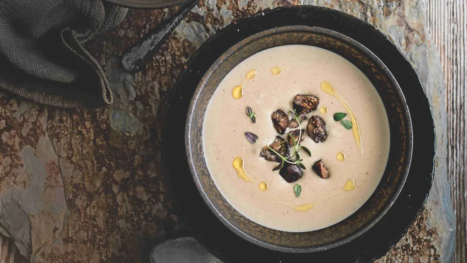 Polévka z pečených topinamburů, s jedlými kaštany a tymiánem