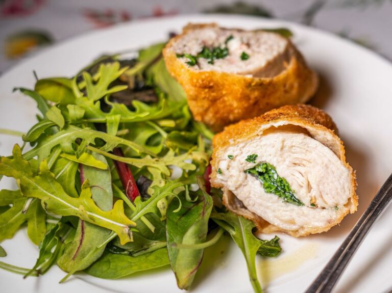 Kyjevský řízek plněný máslem a bylinkami rizek