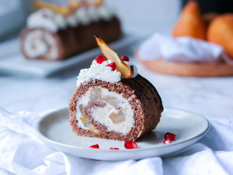 Perníková roláda s mascarpone a hruškami rolada-peceni-dezert-hrusky-pernik