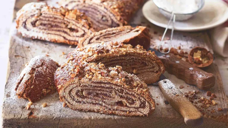 Sakrajda neboli perníkový závin sakrajda_neboli_pernikovy_zavin_0.jpg