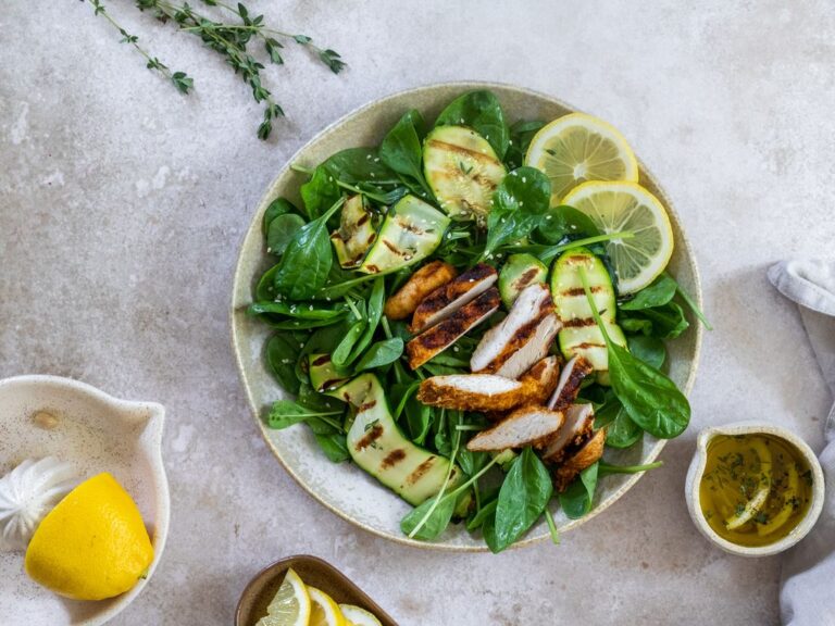 Špenátový salát s grilovaným kuřetem a citronovým dresinkem salat-kure-jidlo-recept-citron