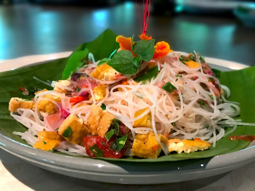 Salát se skleněnými nudlemi a tofu