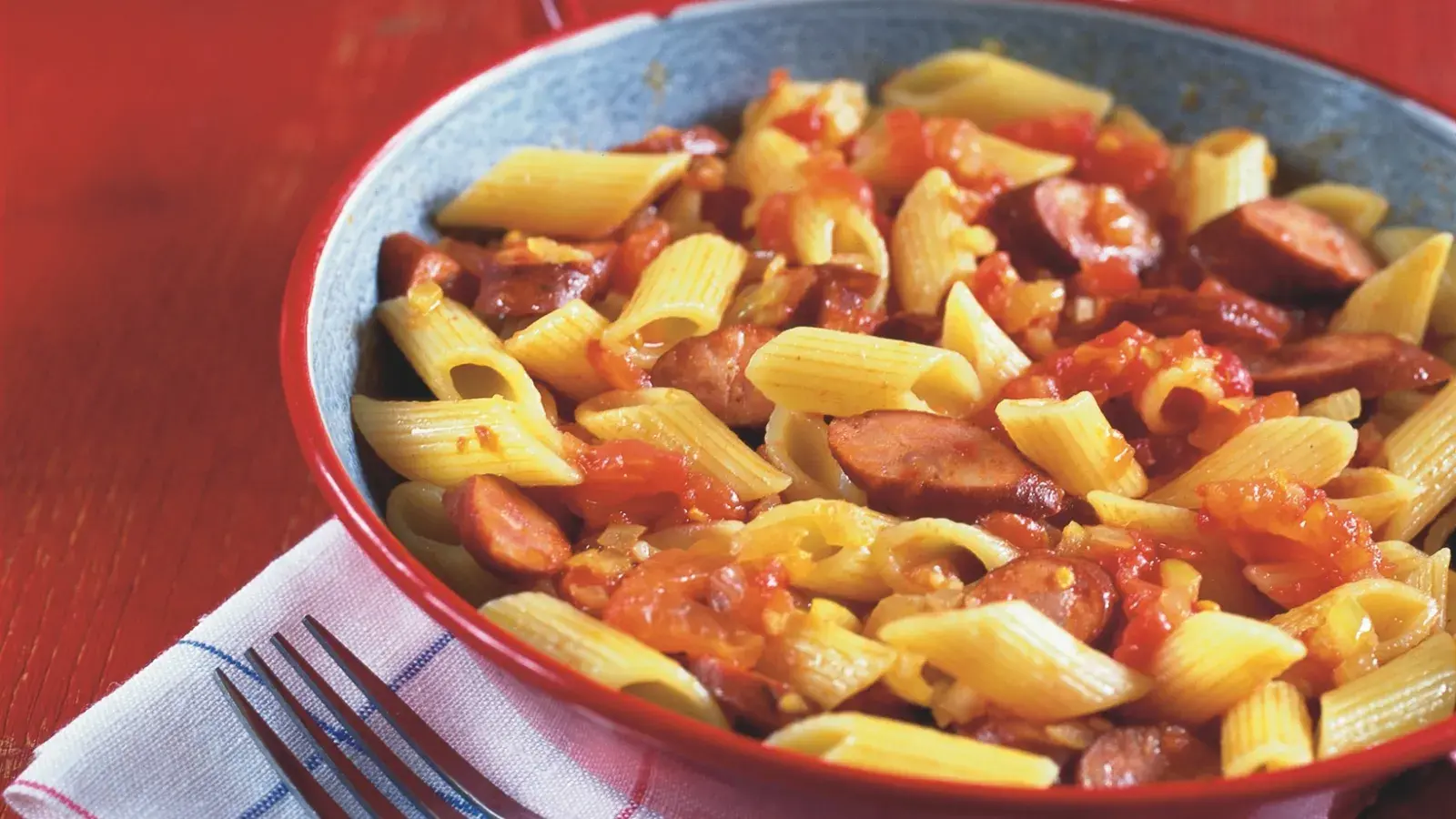 Šťavnaté těstoviny s klobáskou