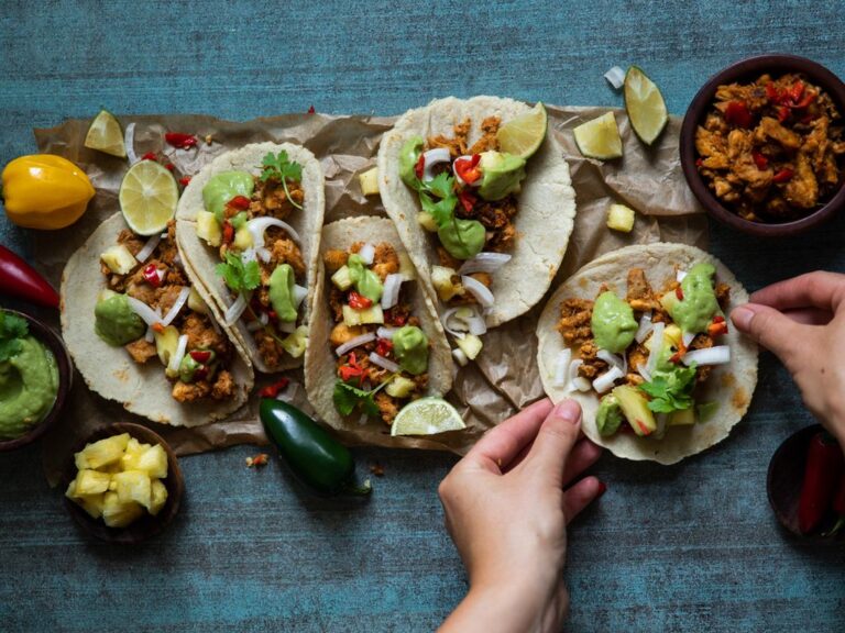 Domácí kukuřičné tortilly s kuřecím masem a guacamole tacos-mexico-kureci-maso-tortila-guacamole