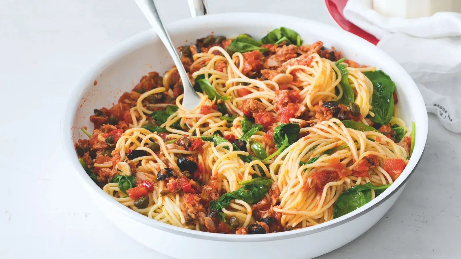 Tuňákové špagety alla puttanesca