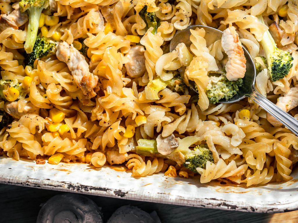 Zapečené těstoviny s masem, brokolicí a kukuřicí