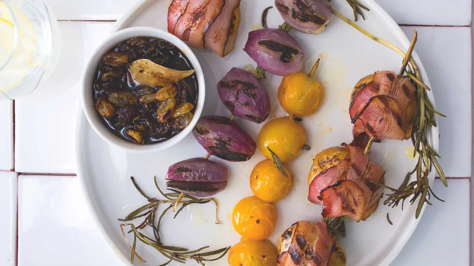 Zeleninové a bramborové špízy na rozmarýnu