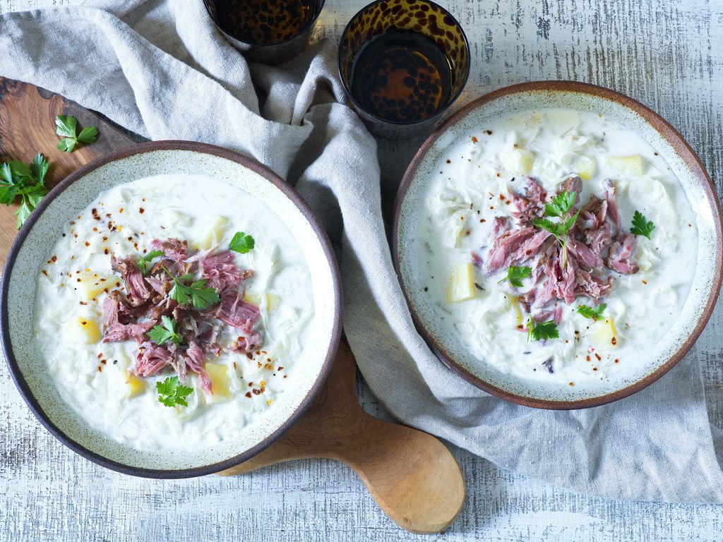 Zelňačka se zakysanou smetanou a uzeným masem