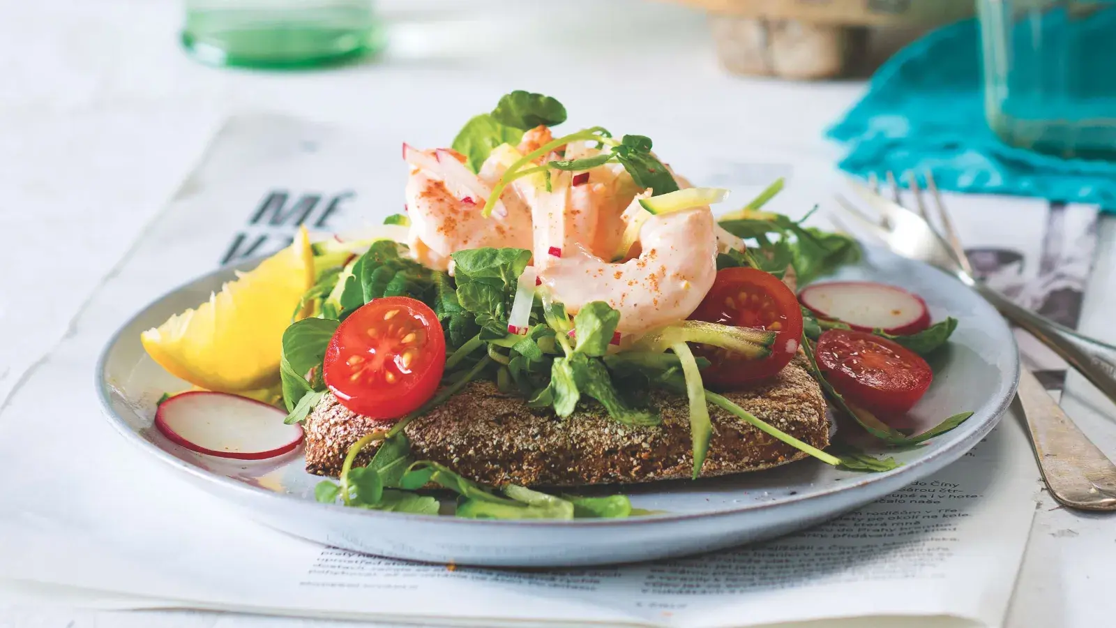 Žitný chléb s krevetovým salátem