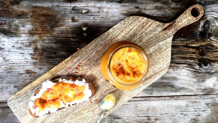 Meruňkové čatní s chilli a zázvorem 4ebe3e579b55db847ebcb844a9cd2c07