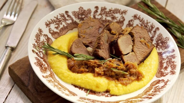 Jelení kýta s portským a pyré z kořenové zeleniny 6b8d069b93ae82a28a62bad38b30bdcd