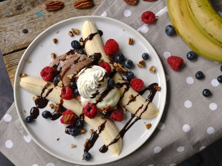 Banana split, retro pohár se zmrzlinou, šlehačkou a s malinami Banana-split