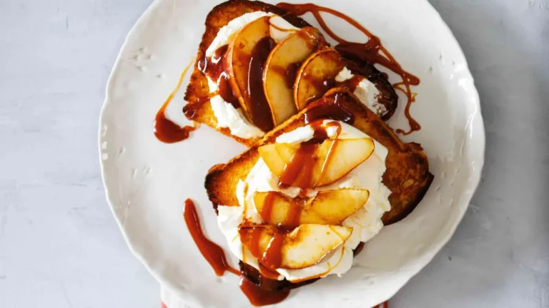 Brioška se sladkou pomazánkou a jablečným karamelem Brioska_se_sladkou_pomazankou_a_jablecnym_karamelem.jpg