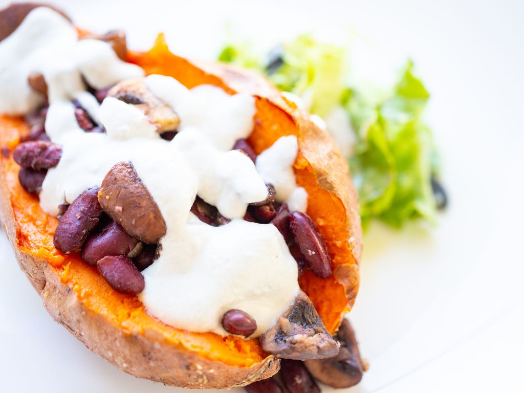 Sladká plněná brambora se zakysanou smetanou