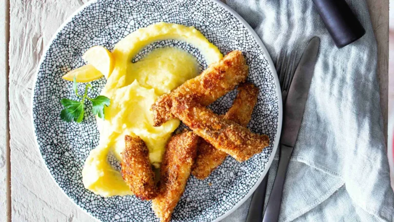 Rybí stripsy s bramborovou kaší a coleslawem Rybi_stripsy_s_bramborovou_kasi_a_coleslawem.jpg