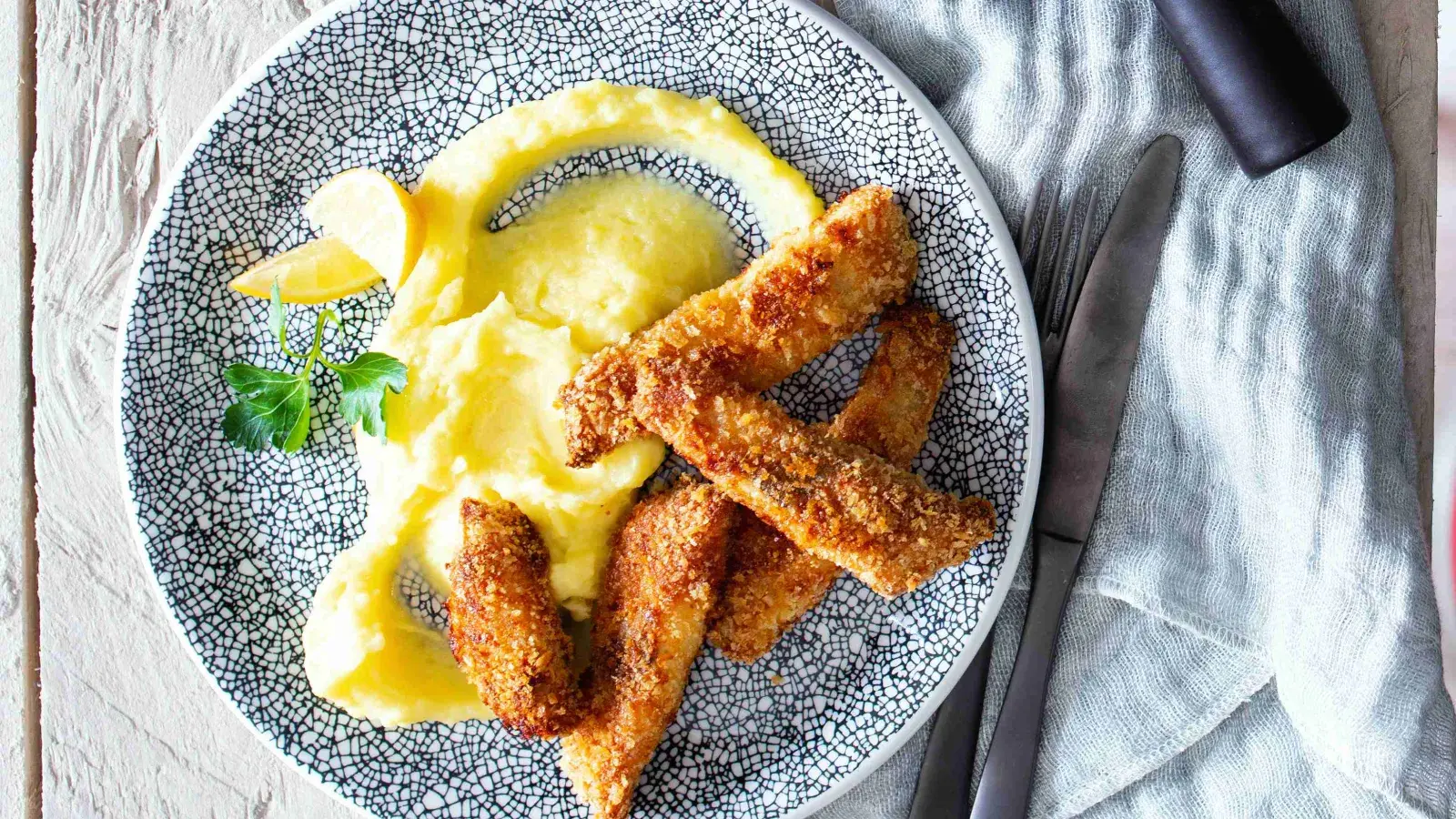 Rybí stripsy s bramborovou kaší a coleslawem